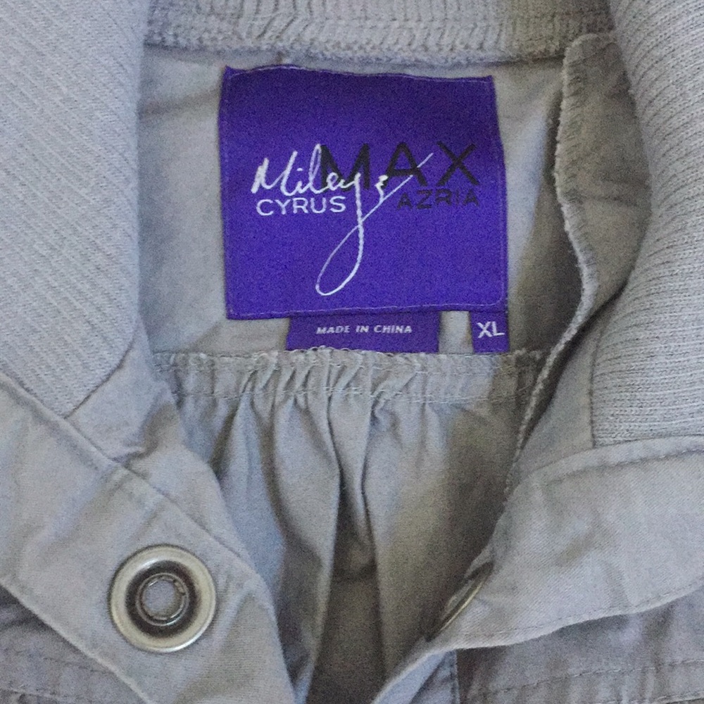 Gray jacket. - Picture 3 of 8